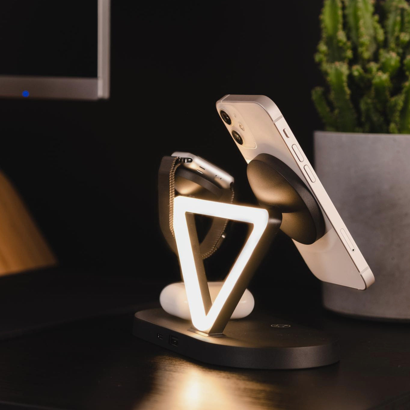 PRISM CHARGING STATION BY MDRNDOCK