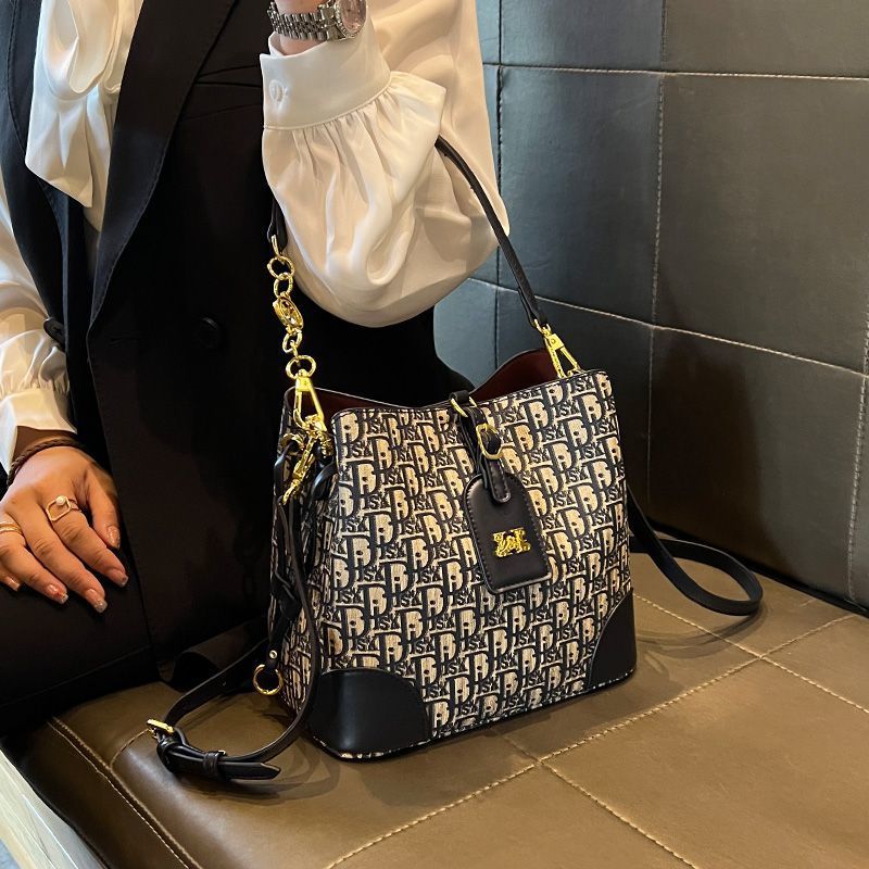 New fashionable leather bucket bag 2025080819