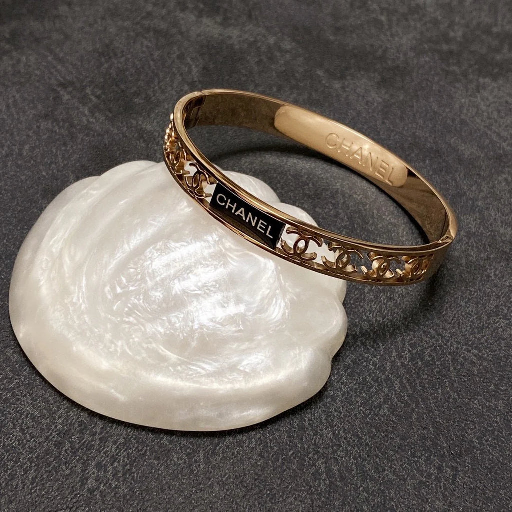 New Fashion Classic Hollow Bracelet 1024040118