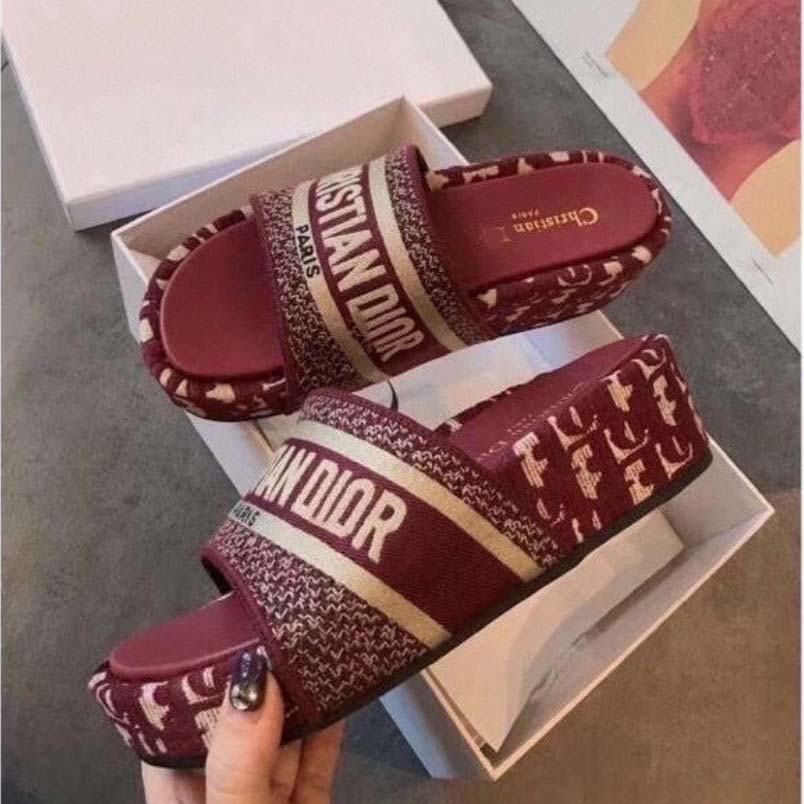 D embroidered platform slides