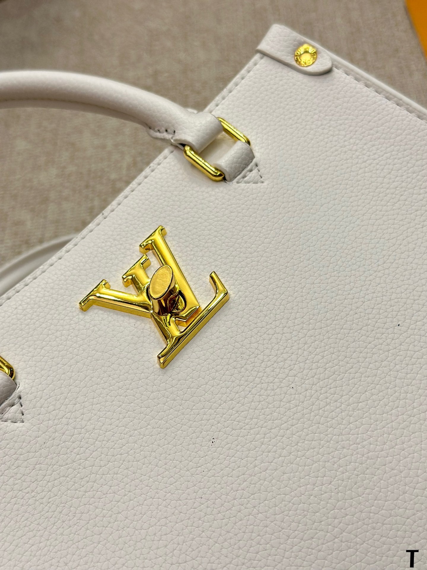 V Fashion LOCK & GO Handbag 0724061304