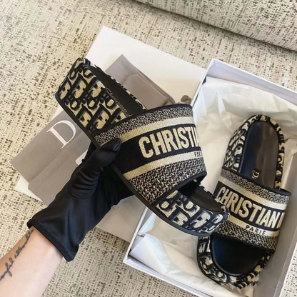 D embroidered platform slides