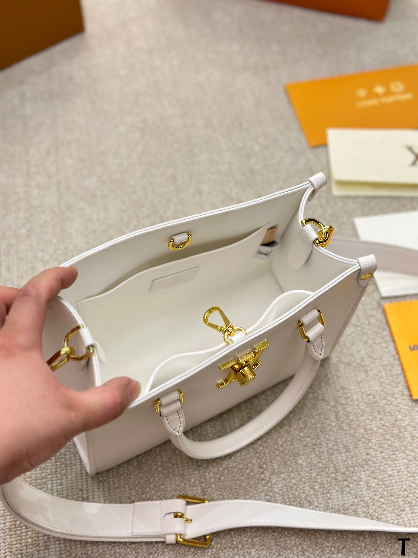 V Fashion LOCK & GO Handbag 0724061304