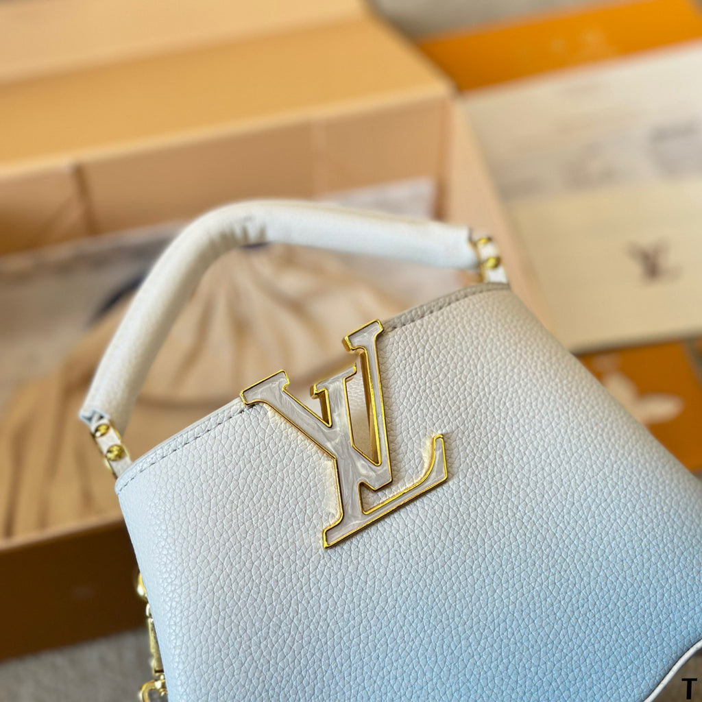 V-Capucines Shell Tote Bag 0724061308