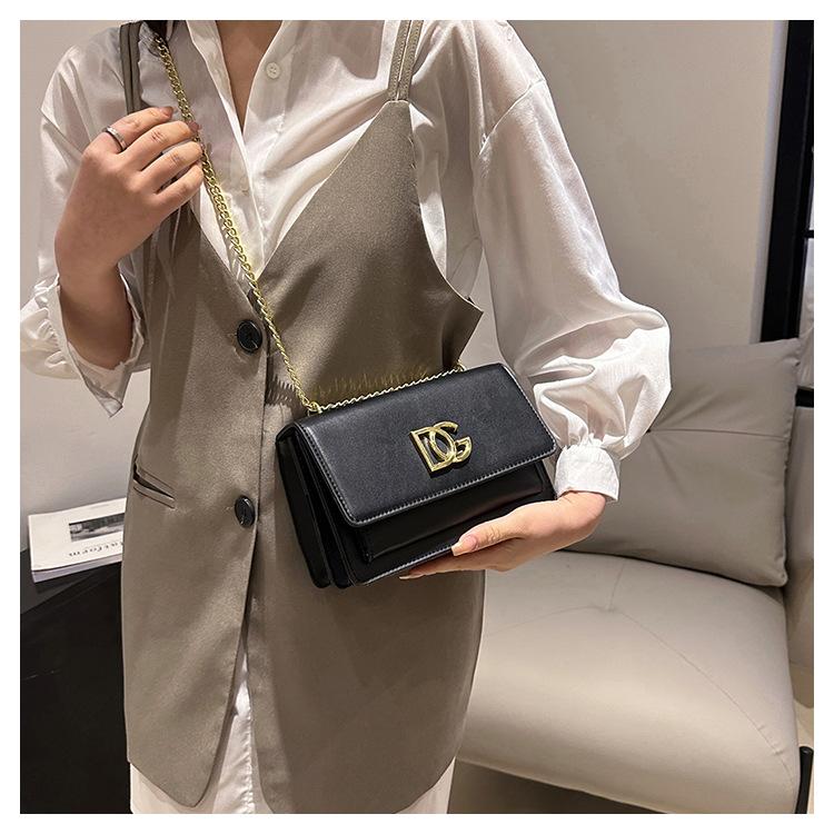 New Fashion Trend Shoulder Messenger Bag All-match Tofu Bag 1024041614