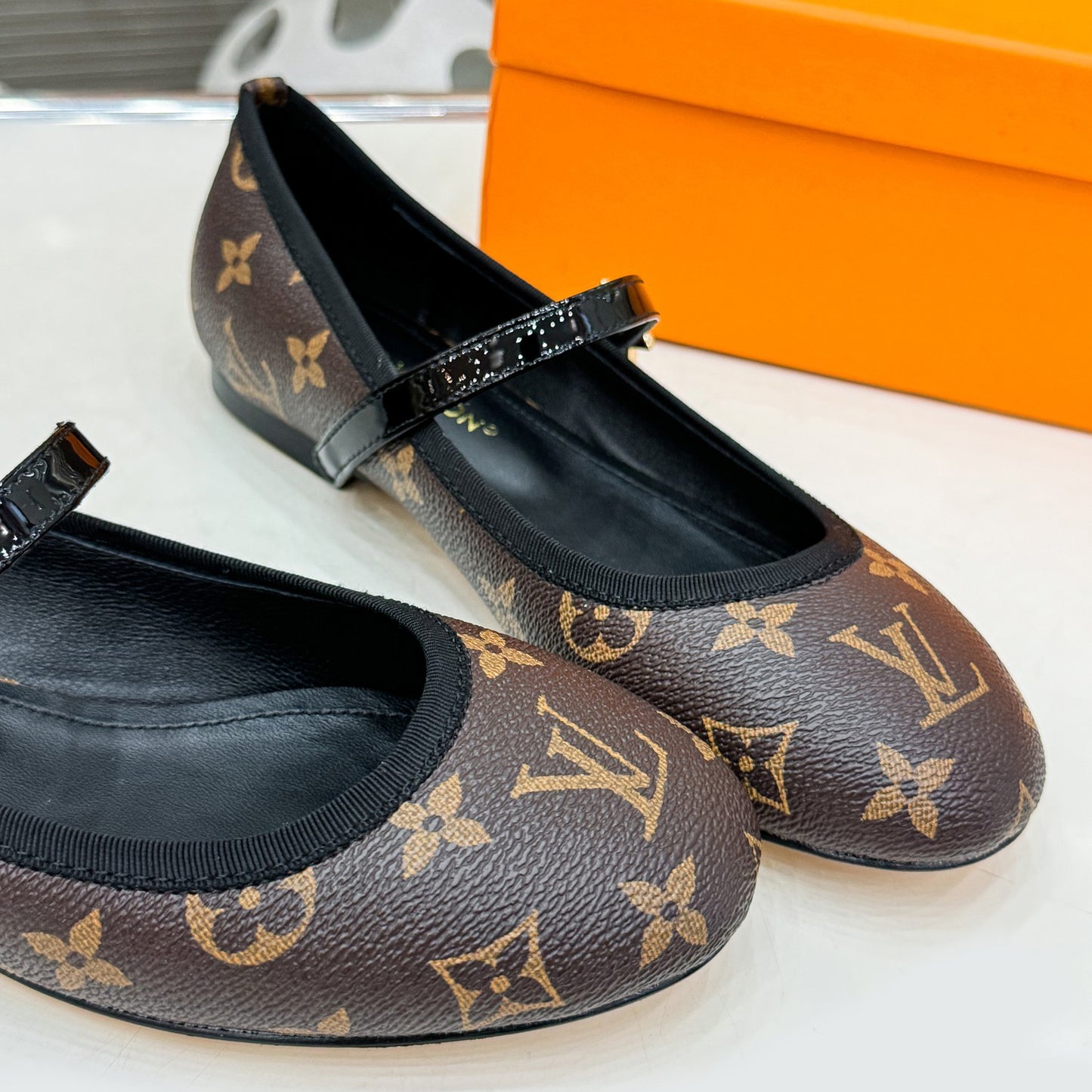 Round toe flat shoes 1824041115