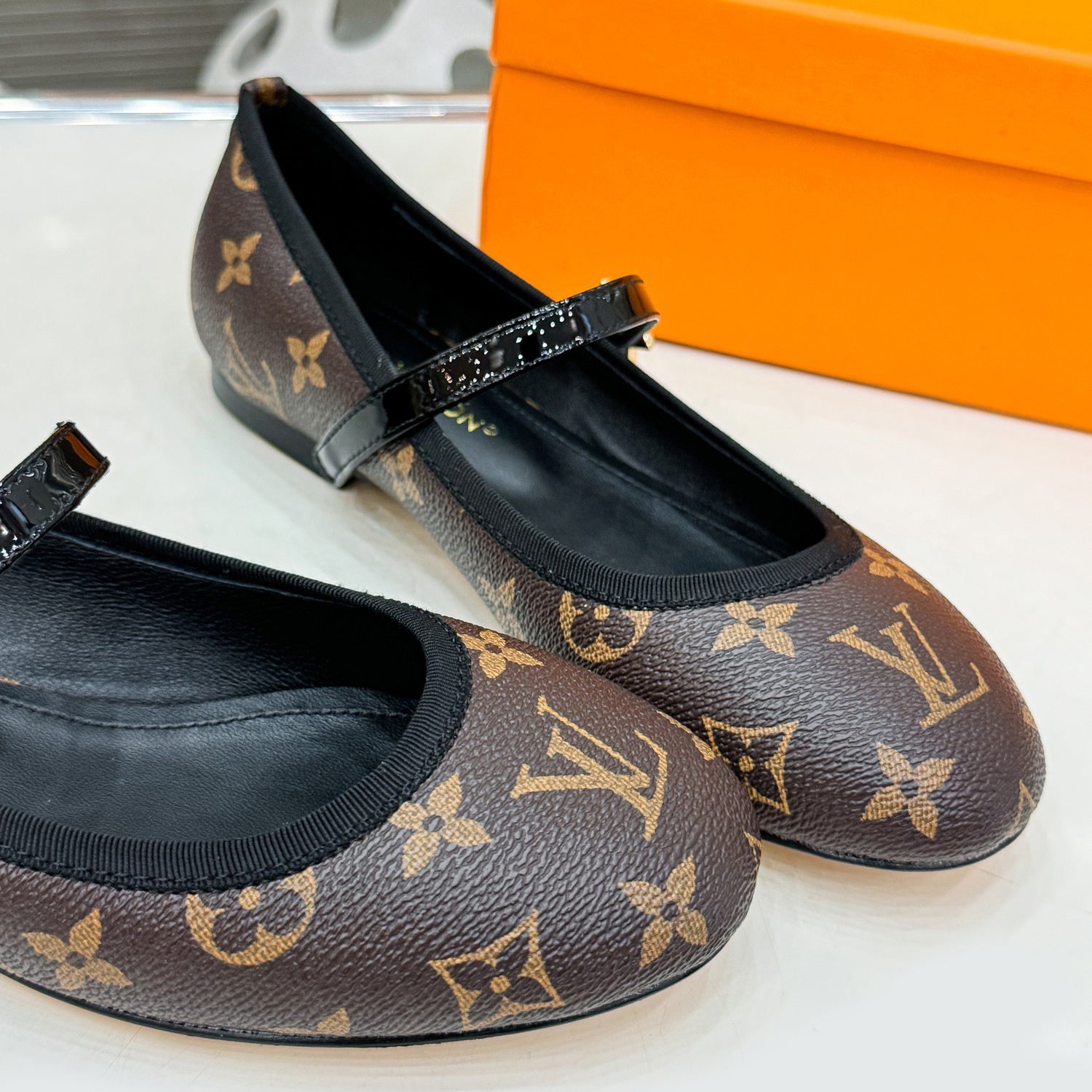 Round toe flat shoes 1824041115