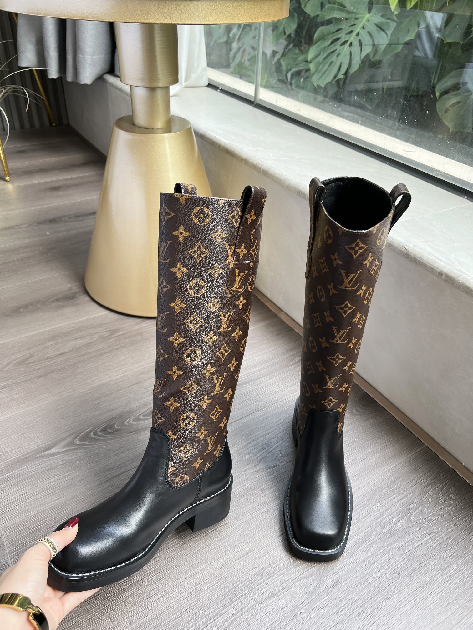 V Logo stylish embossed printed leather boots 0724101803