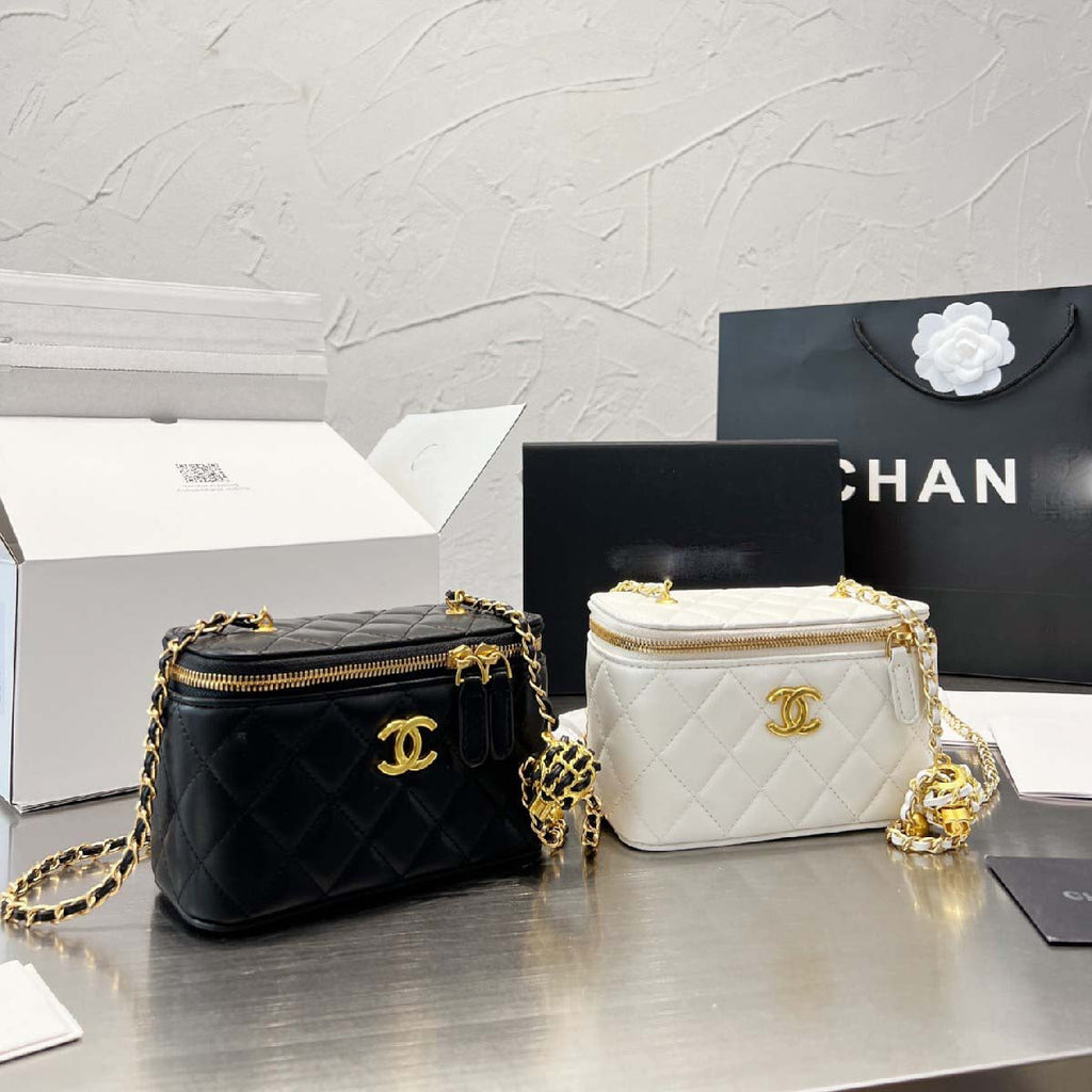 Vanity Case With Chain