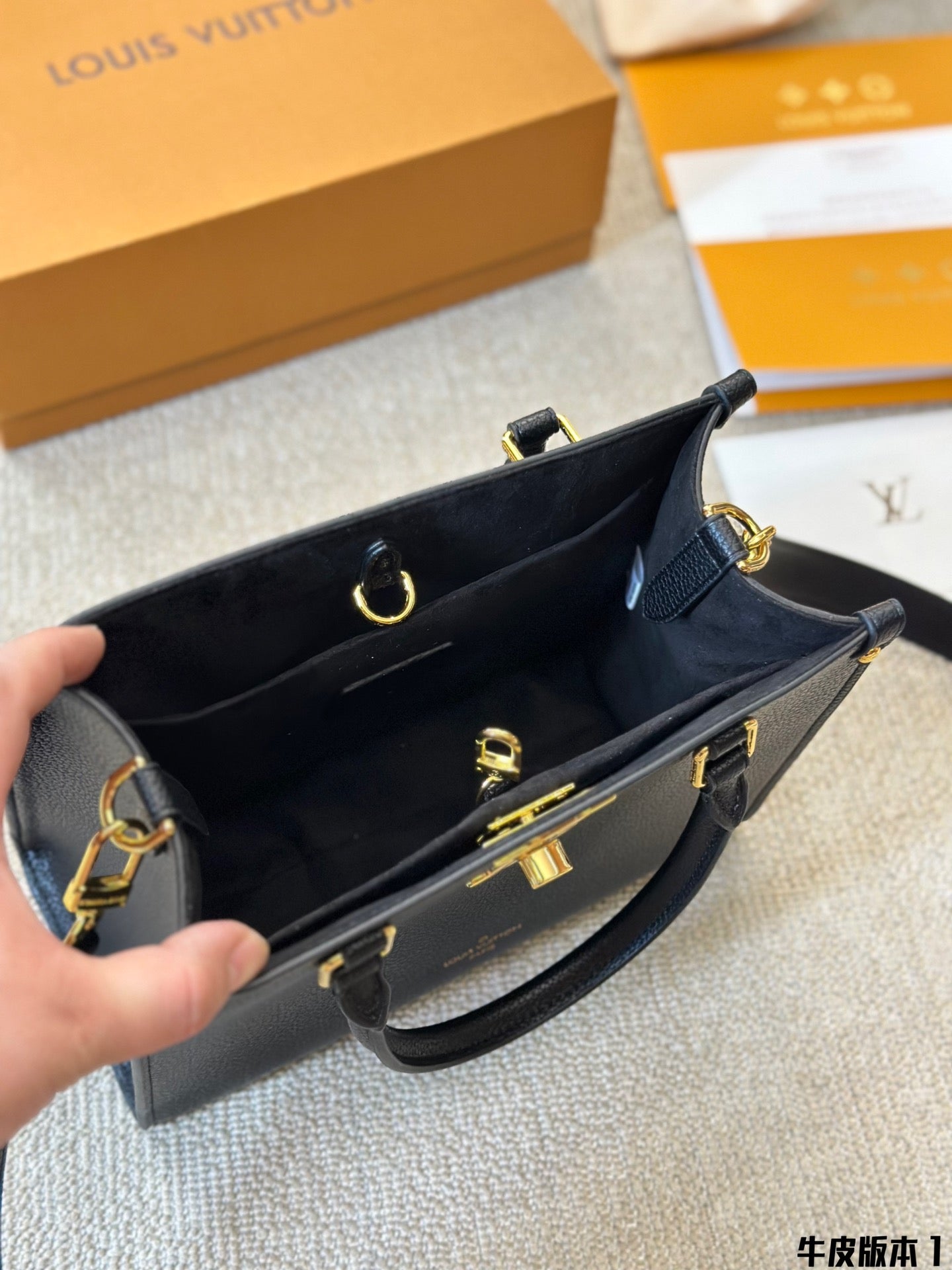 V Fashion LOCK & GO Handbag 0724061304