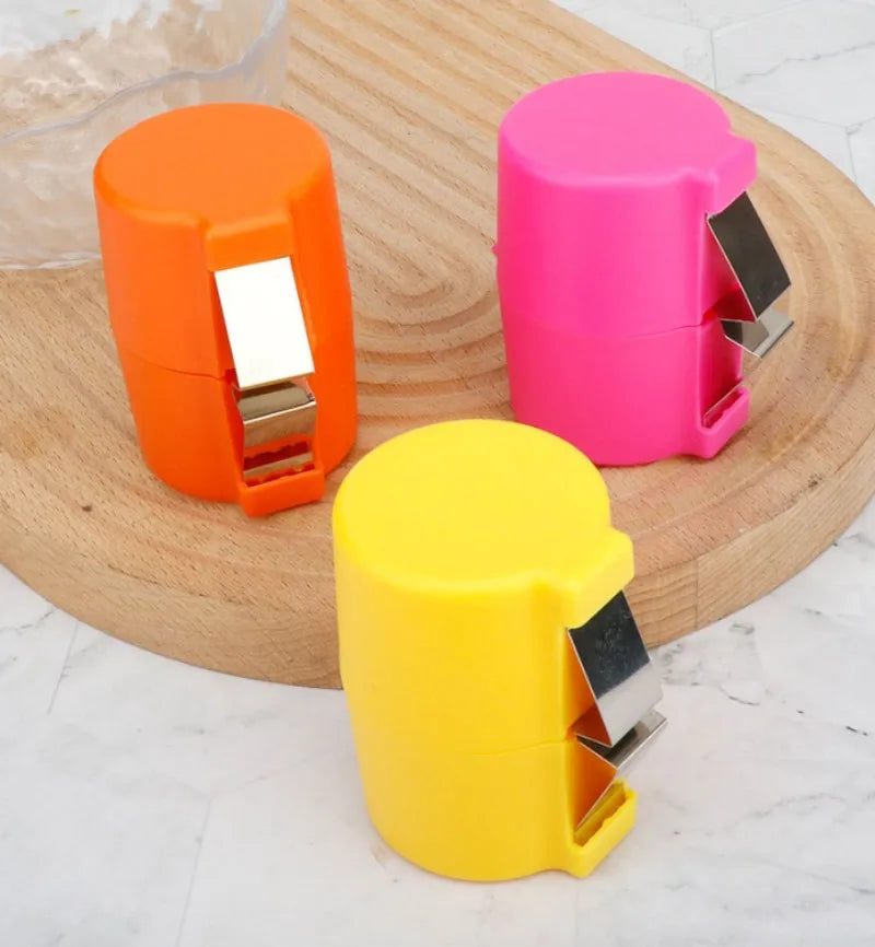 Manual Steel Egg Cracker Beater Plastic Opener and Separator Breaking Raw Egg Shells Kitchen Gadgets for Home Use