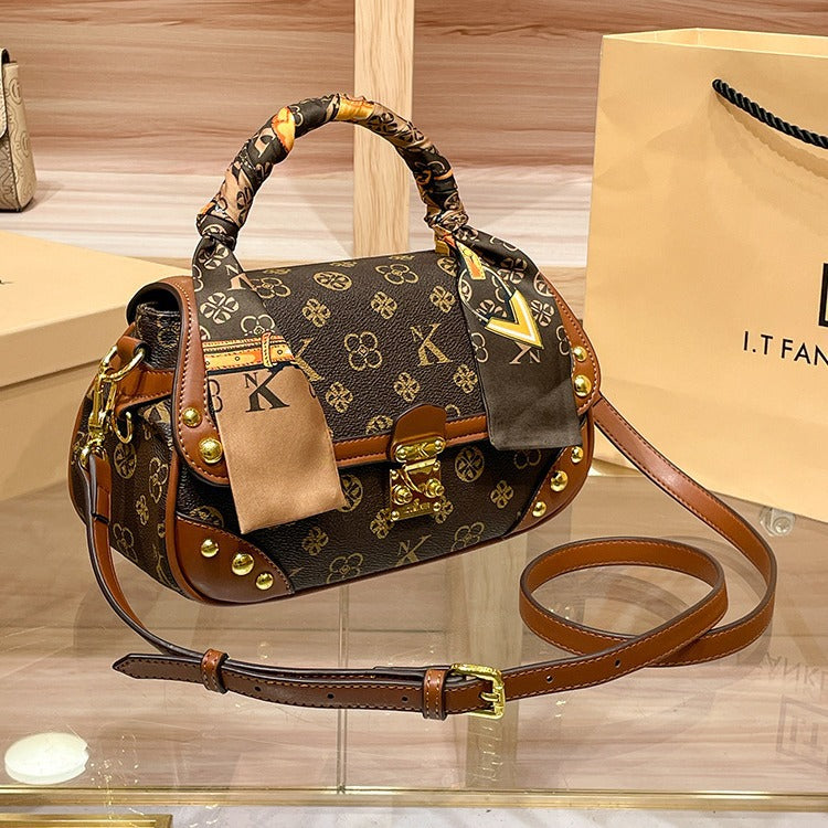 A vintage leather single-shoulder small square bag 2025080816