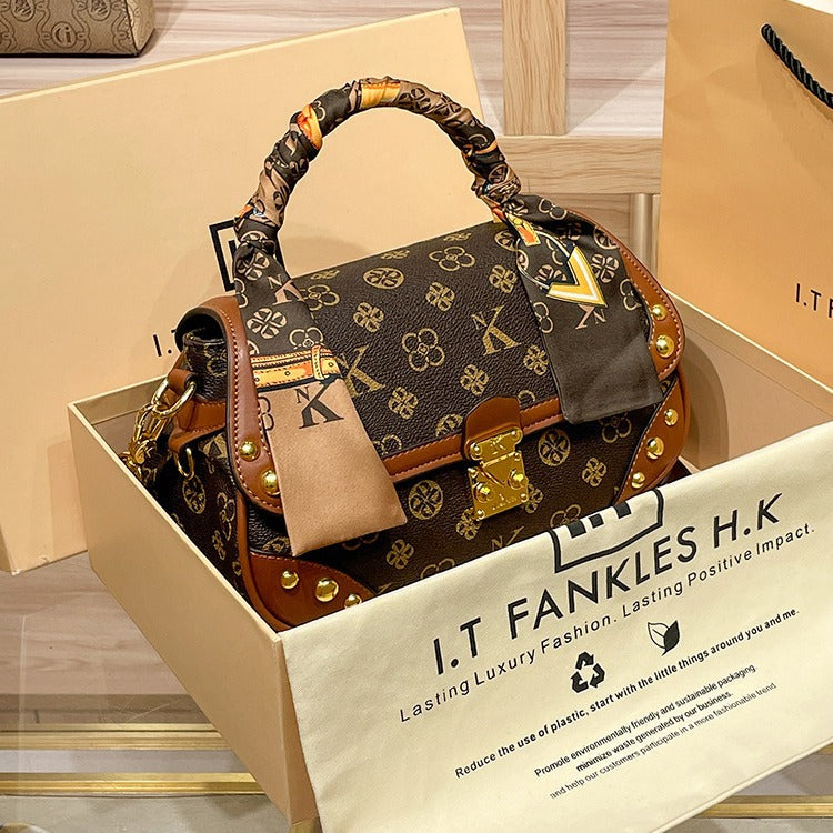 A vintage leather single-shoulder small square bag 2025080816