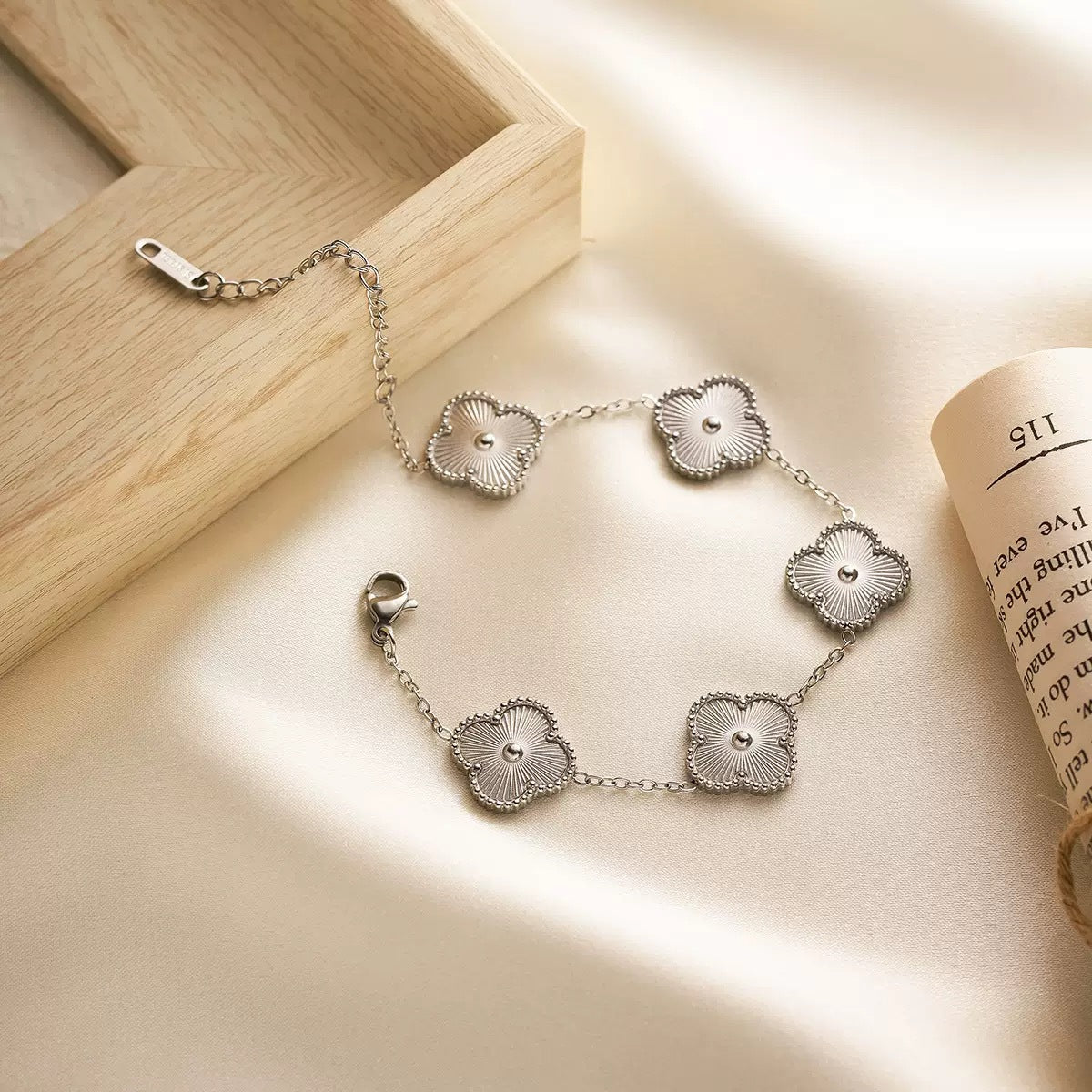 Five-leaf flower lucky chain bracelet 2025081114